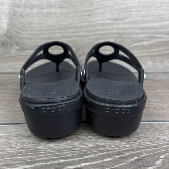 Crocs Sanrah Metallic Disc Women’s Size 7 Black Rubber Wedge Flip Flop Sandals - Picture 4 of 10